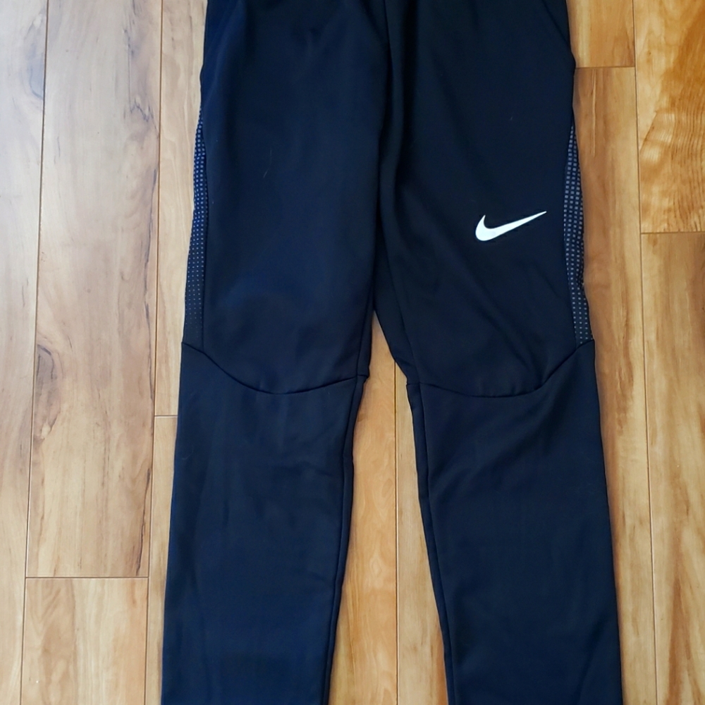 Nike Therma joggers, boys L, BNWT